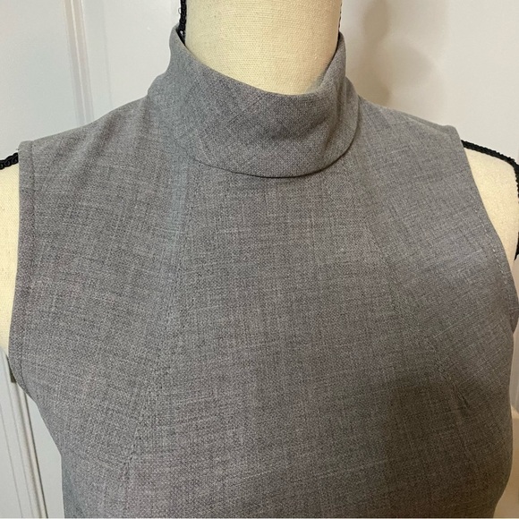 EUC Trina Turk Jaya Tunic Mock Neck Sleeveless Top in Gray Sz 2 - Picture 5 of 9